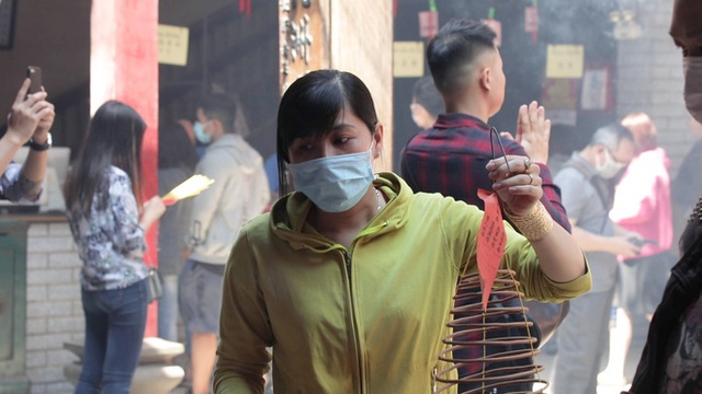 Khách đi chùa ngày Rằm tháng Giêng ở TP Hồ Chí Minh được khuyến cáo đeo khẩu trang, xịt khuẩn - Ảnh 9.
