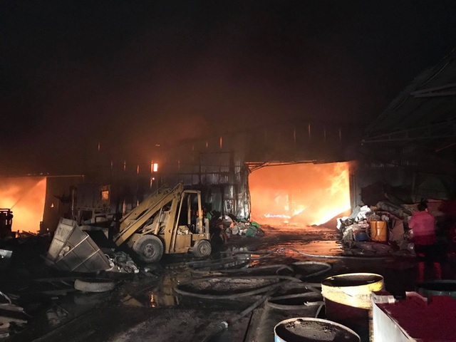  Công ty sản xuất mùn cưa rộng 5.000m2 bốc cháy dữ dội lúc nửa đêm, hàng chục người tháo chạy  - Ảnh 3.