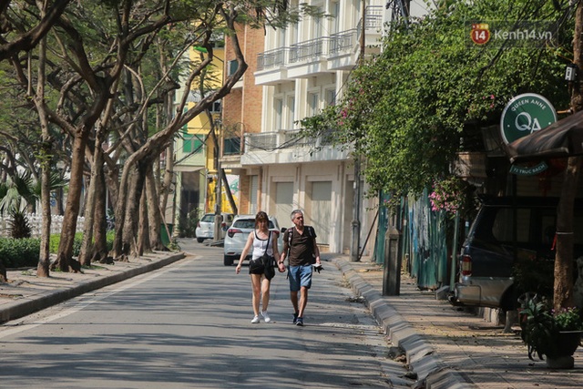 Người dân sinh sống quanh khu vực bị cách ly ở Hà Nội: Đêm vẫn ngủ ngon, hoàn toàn yên tâm vào các biện pháp phòng dịch của Nhà nước - Ảnh 10.