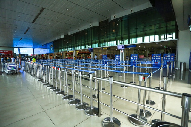  Sân bay Tân Sơn Nhất vắng tanh sau nhiều ca nhiễm Covid-19 mới được công bố - Ảnh 1.