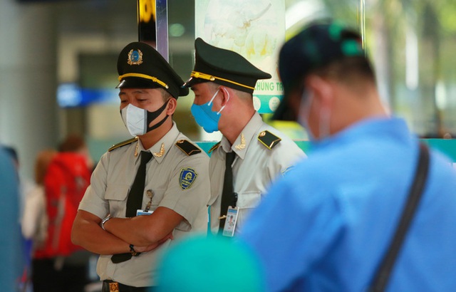  Sân bay Tân Sơn Nhất vắng tanh sau nhiều ca nhiễm Covid-19 mới được công bố - Ảnh 14.