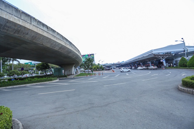  Sân bay Tân Sơn Nhất vắng tanh sau nhiều ca nhiễm Covid-19 mới được công bố - Ảnh 5.