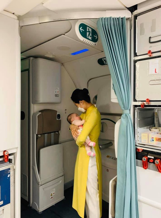 Phía sau hình ảnh xúc động về nữ tiếp viên hàng không ẵm cháu bé trên chuyến bay về nước tránh dịch: Khi bế con ru con ngủ mình cảm nhận được nỗi niềm người mẹ - Ảnh 3.