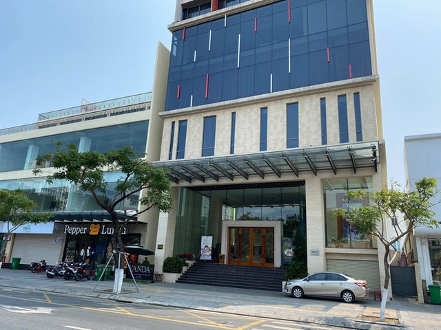 Nhiều cửa hàng, khách sạn tại Đà Nẵng đóng cửa vì có hai du khách người Anh dương tính với Covid-19 ghé thăm - Ảnh 1.