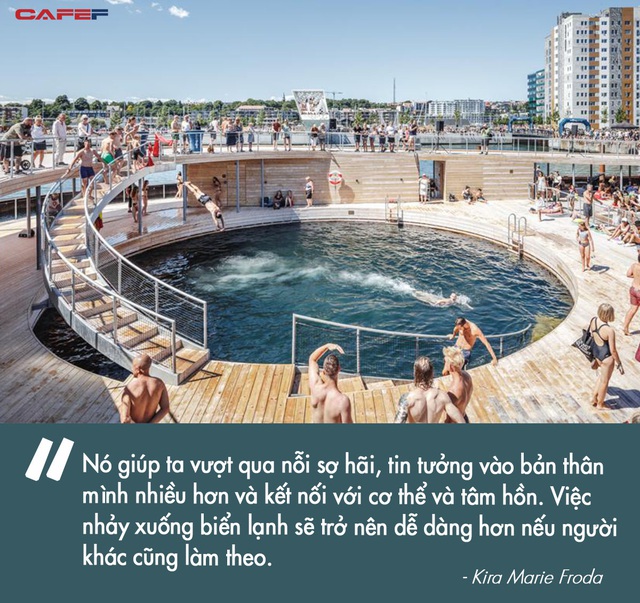 Bơi trong nước lạnh giữa mùa đông - bí quyết tưởng nguy hiểm nhưng giúp người Đan Mạch ngăn ngừa trầm cảm theo mùa, giúp tình đồng nghiệp thêm gắn bó - Ảnh 4.