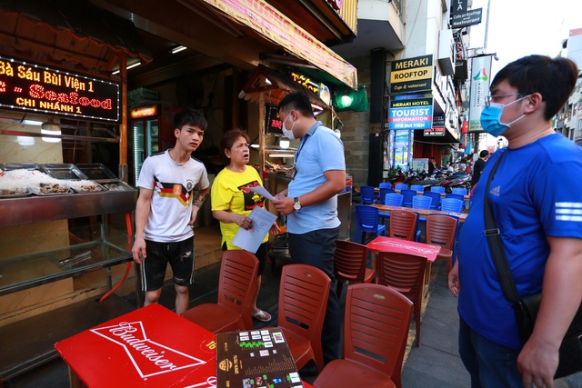  [ẢNH] Hàng loạt quán bar, nhà hàng phố Tây Bùi Viện đóng cửa để phòng chống dịch Covid-19 - Ảnh 1.