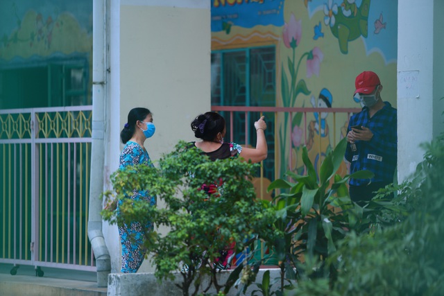 [ẢNH] Phong toả chung cư có ca nhiễm Covid-19 thứ 48 ở Sài Gòn, cư dân nhận tiếp tế lương thực qua hàng rào - Ảnh 14.