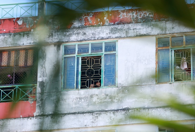 [ẢNH] Phong toả chung cư có ca nhiễm Covid-19 thứ 48 ở Sài Gòn, cư dân nhận tiếp tế lương thực qua hàng rào - Ảnh 15.
