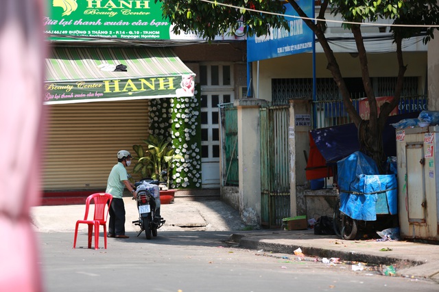 [ẢNH] Phong toả chung cư có ca nhiễm Covid-19 thứ 48 ở Sài Gòn, cư dân nhận tiếp tế lương thực qua hàng rào - Ảnh 16.