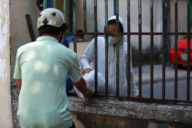 [ẢNH] Phong toả chung cư có ca nhiễm Covid-19 thứ 48 ở Sài Gòn, cư dân nhận tiếp tế lương thực qua hàng rào - Ảnh 18.