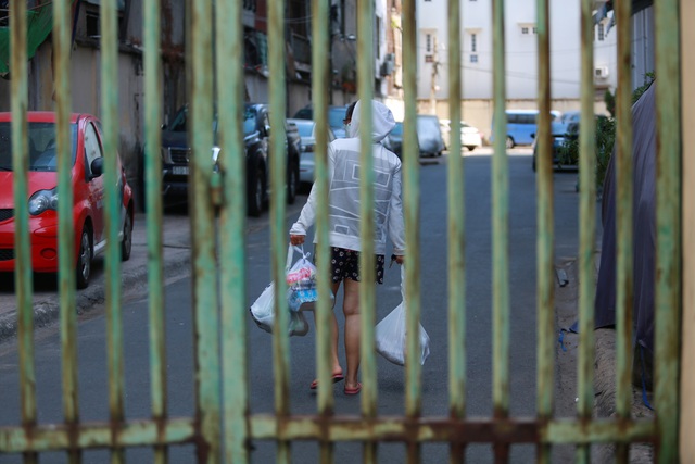 [ẢNH] Phong toả chung cư có ca nhiễm Covid-19 thứ 48 ở Sài Gòn, cư dân nhận tiếp tế lương thực qua hàng rào - Ảnh 19.