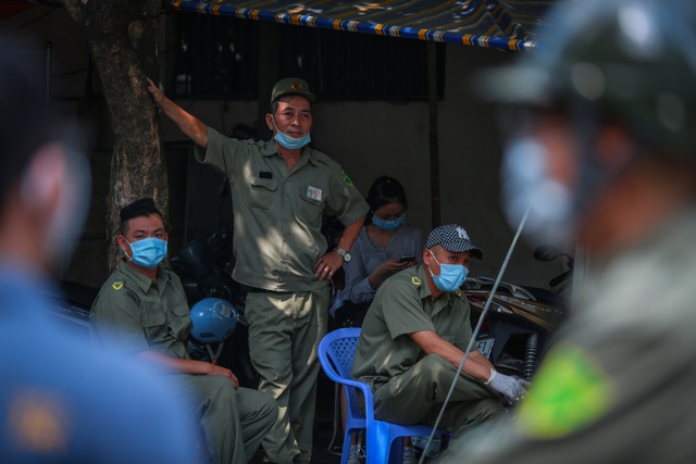 [ẢNH] Phong toả chung cư có ca nhiễm Covid-19 thứ 48 ở Sài Gòn, cư dân nhận tiếp tế lương thực qua hàng rào - Ảnh 3.