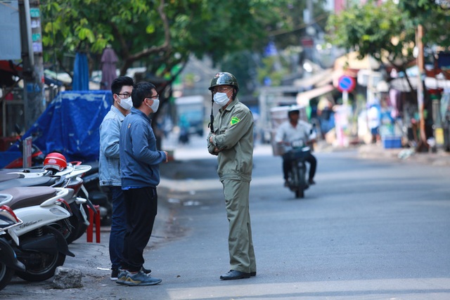 [ẢNH] Phong toả chung cư có ca nhiễm Covid-19 thứ 48 ở Sài Gòn, cư dân nhận tiếp tế lương thực qua hàng rào - Ảnh 4.
