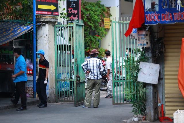 [ẢNH] Phong toả chung cư có ca nhiễm Covid-19 thứ 48 ở Sài Gòn, cư dân nhận tiếp tế lương thực qua hàng rào - Ảnh 6.