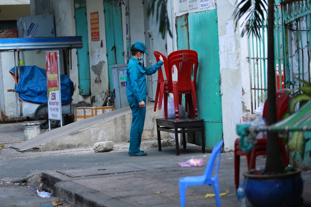 [ẢNH] Phong toả chung cư có ca nhiễm Covid-19 thứ 48 ở Sài Gòn, cư dân nhận tiếp tế lương thực qua hàng rào - Ảnh 7.