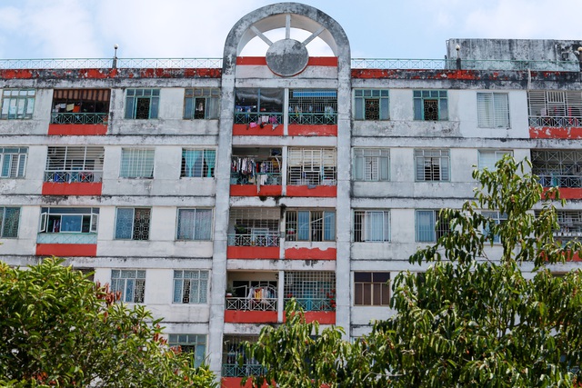 [ẢNH] Phong toả chung cư có ca nhiễm Covid-19 thứ 48 ở Sài Gòn, cư dân nhận tiếp tế lương thực qua hàng rào - Ảnh 8.