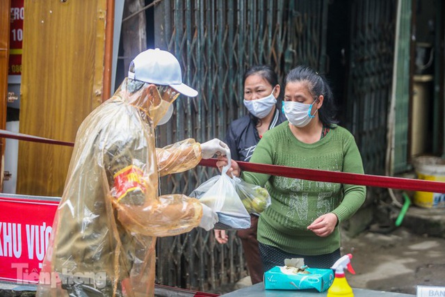 Phát thực phẩm miễn phí cho người dân khu cách ly - Ảnh 11.