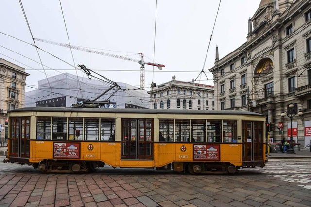 Hành động hơn vạn lời nói: Hình ảnh cho thấy người dân Italy nghiêm chỉnh chấp hành quy tắc một mét để đẩy lùi giặc Covid-19 - Ảnh 11.