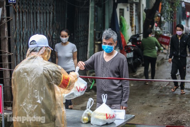 Phát thực phẩm miễn phí cho người dân khu cách ly - Ảnh 6.