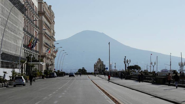 Hành động hơn vạn lời nói: Hình ảnh cho thấy người dân Italy nghiêm chỉnh chấp hành quy tắc một mét để đẩy lùi giặc Covid-19 - Ảnh 6.