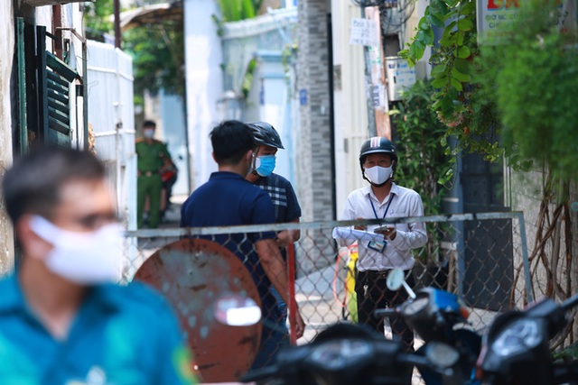  Di chuyển 2 phụ nữ trong con hẻm bị phong tỏa ở Sài Gòn vì nghi có người nhiễm Covid-19 - Ảnh 2.