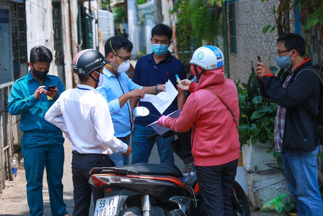  Di chuyển 2 phụ nữ trong con hẻm bị phong tỏa ở Sài Gòn vì nghi có người nhiễm Covid-19 - Ảnh 9.