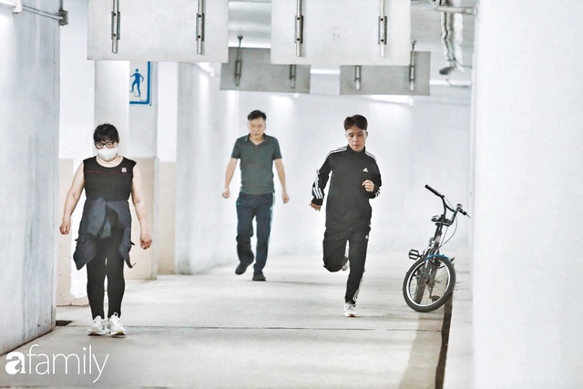 Kỳ lạ giữa Hà Nội mùa dịch: Trên đường vắng tanh, già trẻ, lớn bé rủ nhau xuống hầm tập thể thao nâng cao sức khỏe - Ảnh 10.