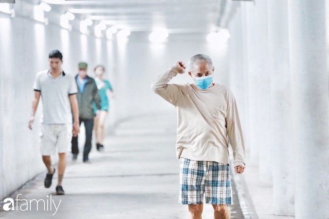 Kỳ lạ giữa Hà Nội mùa dịch: Trên đường vắng tanh, già trẻ, lớn bé rủ nhau xuống hầm tập thể thao nâng cao sức khỏe - Ảnh 14.