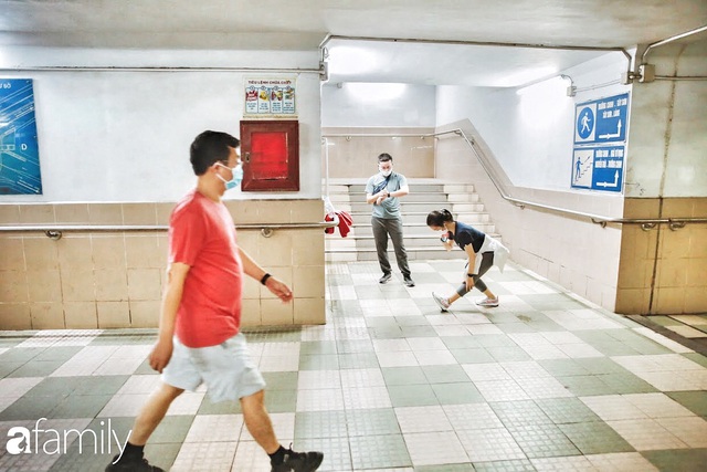 Kỳ lạ giữa Hà Nội mùa dịch: Trên đường vắng tanh, già trẻ, lớn bé rủ nhau xuống hầm tập thể thao nâng cao sức khỏe - Ảnh 15.