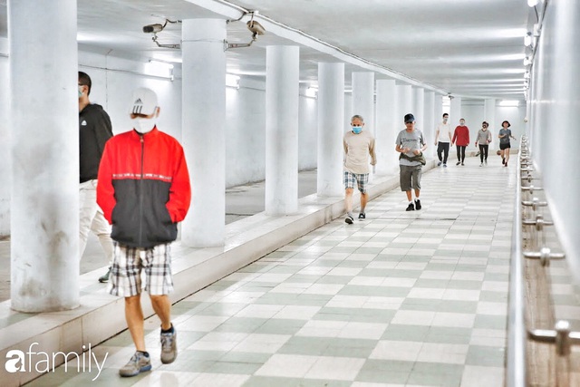 Kỳ lạ giữa Hà Nội mùa dịch: Trên đường vắng tanh, già trẻ, lớn bé rủ nhau xuống hầm tập thể thao nâng cao sức khỏe - Ảnh 7.