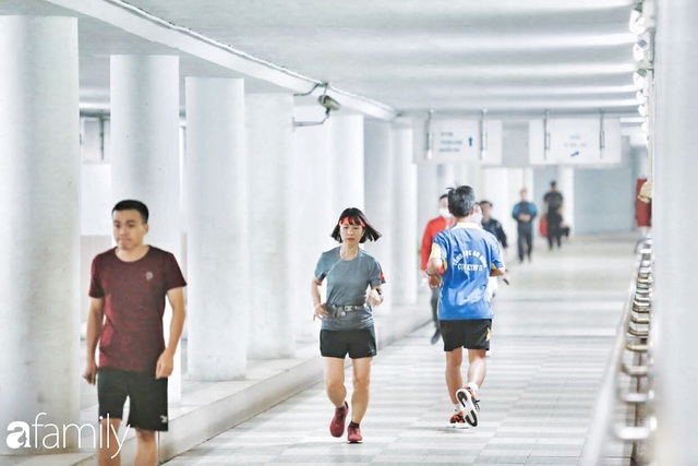 Kỳ lạ giữa Hà Nội mùa dịch: Trên đường vắng tanh, già trẻ, lớn bé rủ nhau xuống hầm tập thể thao nâng cao sức khỏe - Ảnh 9.