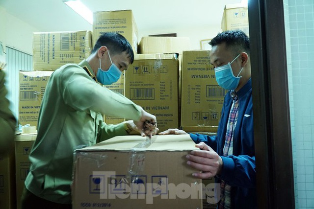 Tạm giữ 500.000 chiếc khẩu trang y tế không rõ nguồn gốc ở Hà Nội - Ảnh 3.