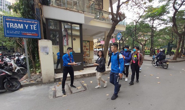 Đủ chiêu phòng dịch ngày đầu tiên sinh viên Hà Nội trở lại giảng đường  - Ảnh 11.