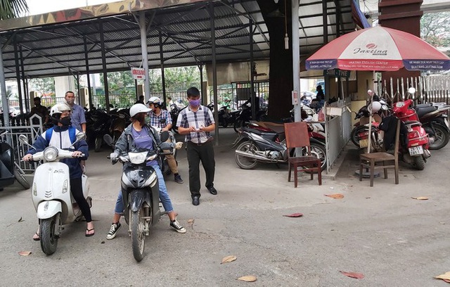 Đủ chiêu phòng dịch ngày đầu tiên sinh viên Hà Nội trở lại giảng đường  - Ảnh 12.