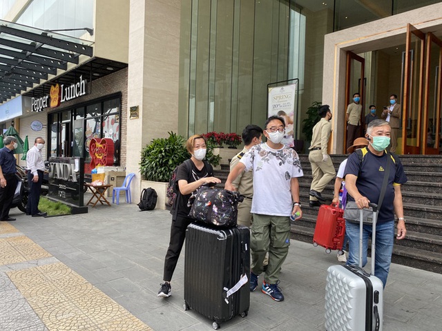 Dỡ cách ly tại khách sạn ở Đà Nẵng nơi 2 khách người Anh dương tính với Covid-19 lưu trú - Ảnh 12.