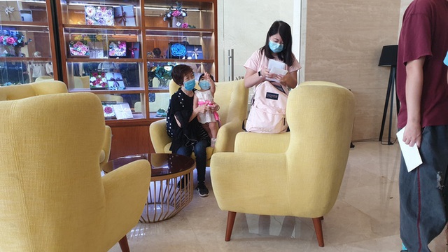 Dỡ cách ly tại khách sạn ở Đà Nẵng nơi 2 khách người Anh dương tính với Covid-19 lưu trú - Ảnh 7.