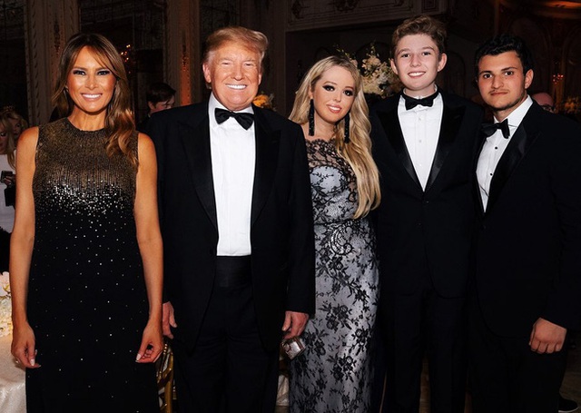 Quý tử Barron Trump hiếm hoi lộ ảnh nở nụ cười tươi rạng rỡ khiến cộng động mạng xuýt xoa trong khi con gái Tổng thống Mỹ cũng lột xác không kém - Ảnh 1.