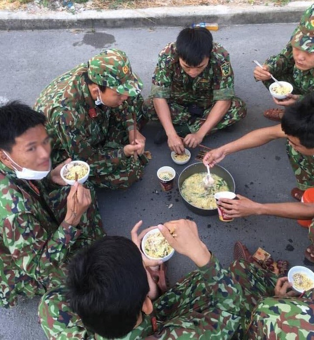 Nỗi khổ mong được thấu hiểu của cán bộ khu cách ly: Đêm ngủ ngoài trời, 3h sáng dậy nấu cơm cho cả trăm người vẫn bị lăng mạ - Ảnh 4.