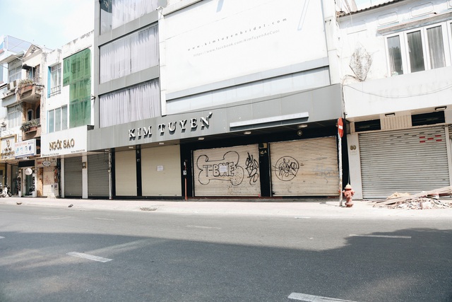 Phố Sài Gòn vắng lặng, quán cafe đồng loạt tạm đóng cửa chung tay phòng chống dịch Covid-19 - Ảnh 18.