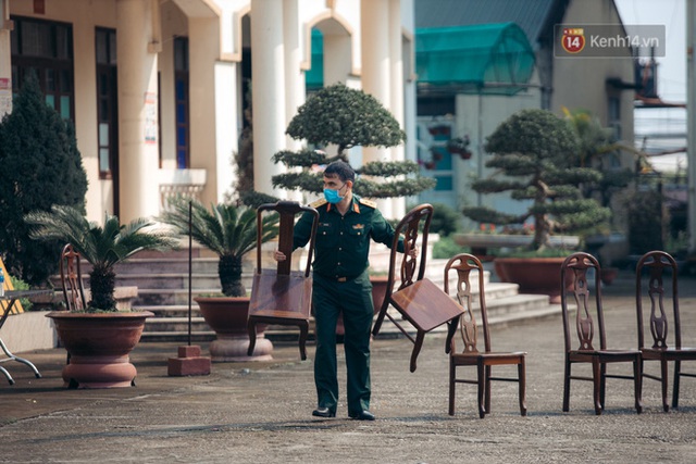 Chùm ảnh xúc động buổi chia tay tại khu cách ly: Người đến người đi, chỉ có các cô chú nhân viên vẫn ở lại chống dịch - Ảnh 5.