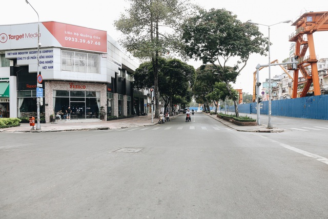 Phố Sài Gòn vắng lặng, quán cafe đồng loạt tạm đóng cửa chung tay phòng chống dịch Covid-19 - Ảnh 7.
