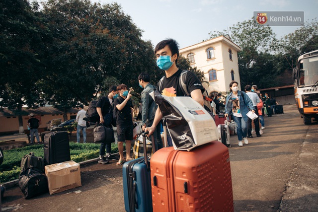  Chùm ảnh xúc động buổi chia tay tại khu cách ly: Người đến người đi, chỉ có các cô chú nhân viên vẫn ở lại chống dịch - Ảnh 10.