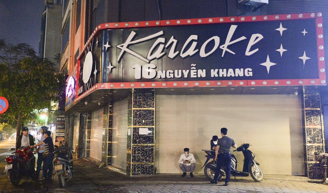 Hình ảnh khác lạ của các phố karaoke nổi tiếng Hà Nội sau chỉ đạo đóng cửa tạm thời - Ảnh 2.