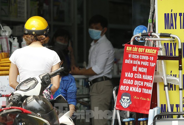 Hàng quán xung quanh bệnh viện Bạch Mai cửa đóng then cài - Ảnh 13.