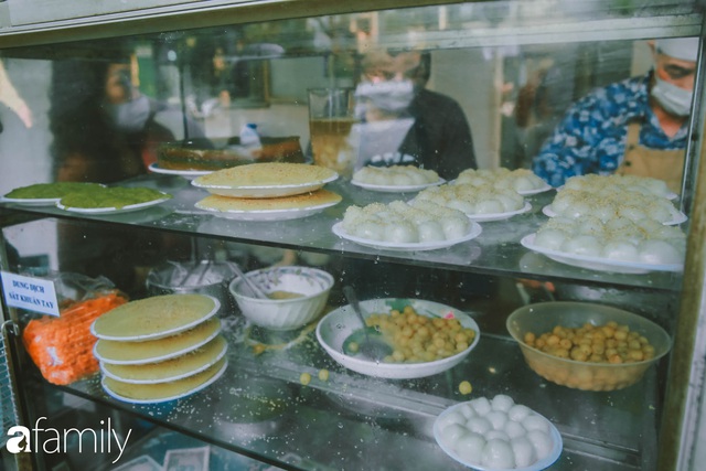 Phố phường vắng tanh nhưng những quán bánh trôi bánh chay nổi tiếng Hà thành vẫn đông người đến mua trước ngày Tết Hàn thực - Ảnh 5.