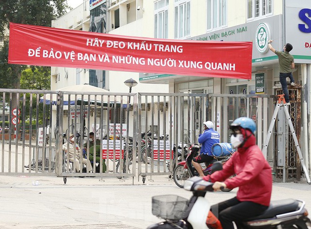 Hàng quán xung quanh bệnh viện Bạch Mai cửa đóng then cài - Ảnh 5.