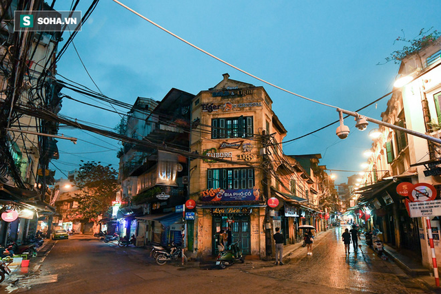 Cảnh tượng chìm trong bóng tối hiếm thấy của nhiều con phố kinh doanh sầm uất nhất Hà Nội - Ảnh 1.