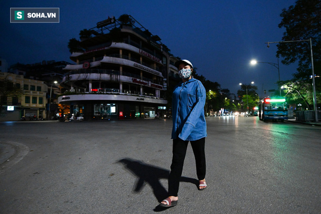 Cảnh tượng chìm trong bóng tối hiếm thấy của nhiều con phố kinh doanh sầm uất nhất Hà Nội - Ảnh 5.