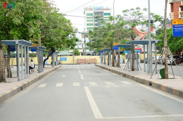 Dịch Covid-19: Bến xe, nhà ga ở Hà Nội vắng tanh - Ảnh 3.