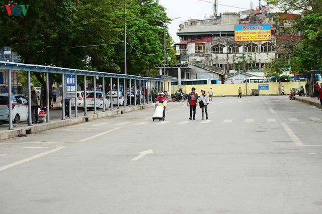 Dịch Covid-19: Bến xe, nhà ga ở Hà Nội vắng tanh - Ảnh 4.